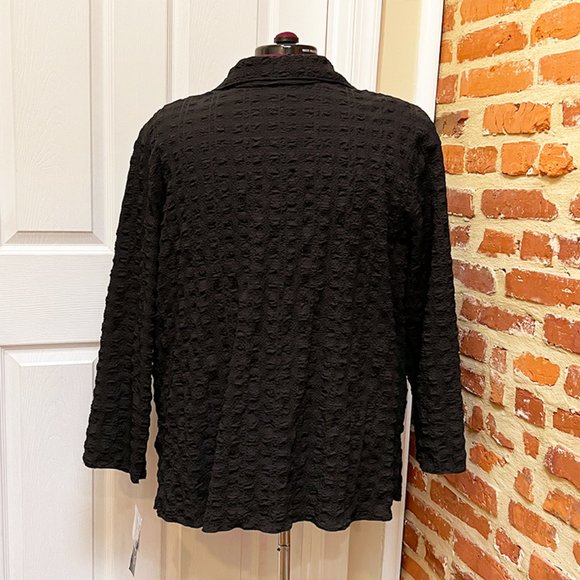 NWT Vikki Vi Relaxed Black Pucker Fabric Blouse/Topper w/ Asymmetrical Buttons - Picture 4 of 6
